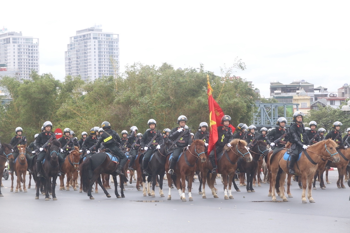 Công an, bộ đội diễn tập chống khủng bố bảo vệ Đại hội XIII của Đảng - 16
