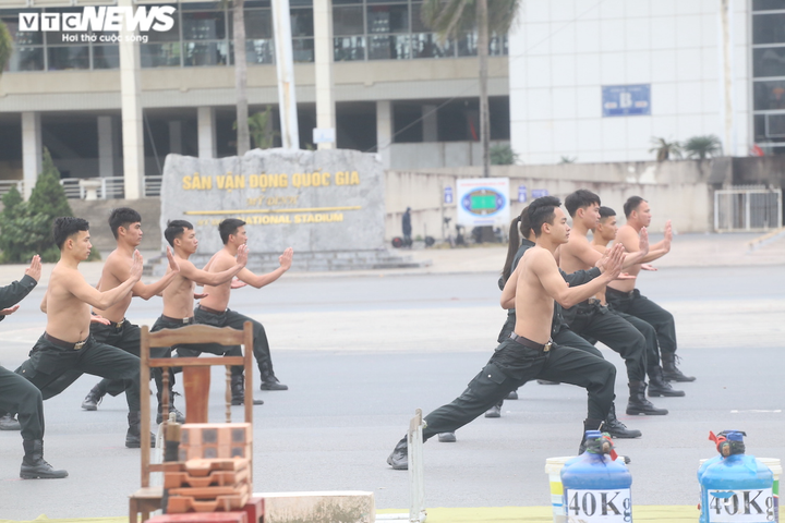 Công an, bộ đội diễn tập chống khủng bố bảo vệ Đại hội XIII của Đảng - 13