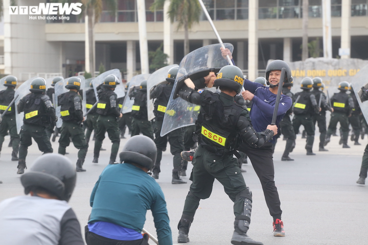 Công an, bộ đội diễn tập chống khủng bố bảo vệ Đại hội XIII của Đảng - 10
