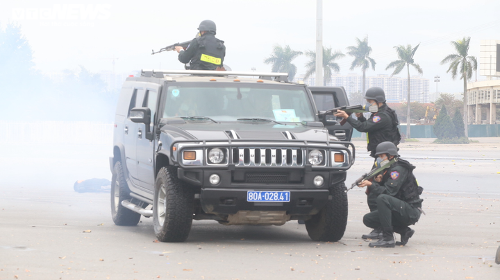 Công an, bộ đội diễn tập chống khủng bố bảo vệ Đại hội XIII của Đảng - 9