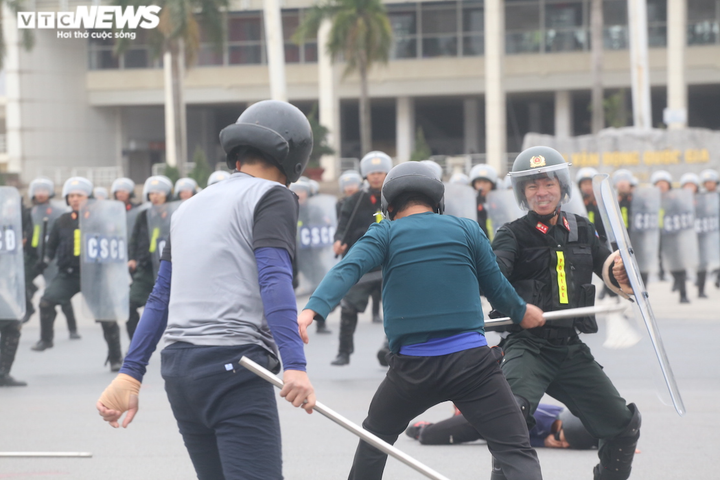 Công an, bộ đội diễn tập chống khủng bố bảo vệ Đại hội XIII của Đảng - 11