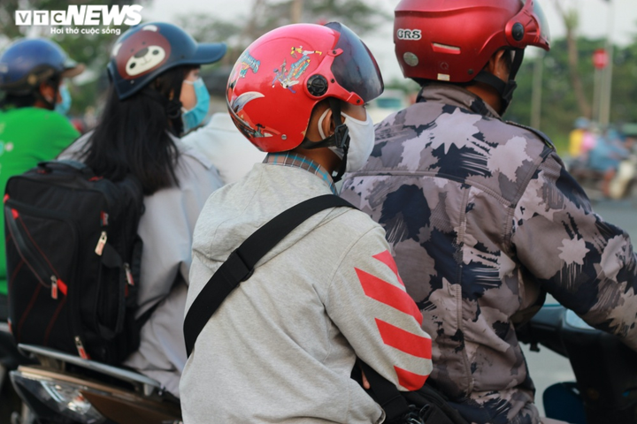 Ảnh hưởng không khí lạnh, người Sài Gòn co ro đi làm - 7