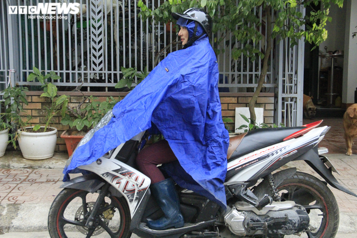 Ảnh: Người Hà Nội đi ủng, mặc áo mưa chống chọi cái rét sâu nhất đầu mùa - 5