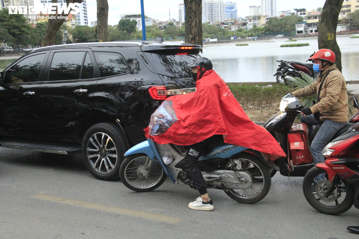 Ảnh: Người Hà Nội đi ủng, mặc áo mưa chống chọi cái rét sâu nhất đầu mùa - 3