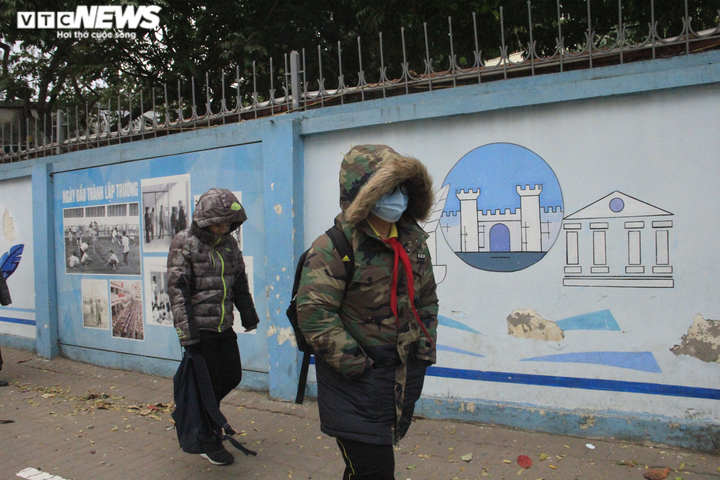 Ảnh: Người Hà Nội đi ủng, mặc áo mưa chống chọi cái rét sâu nhất đầu mùa - 13