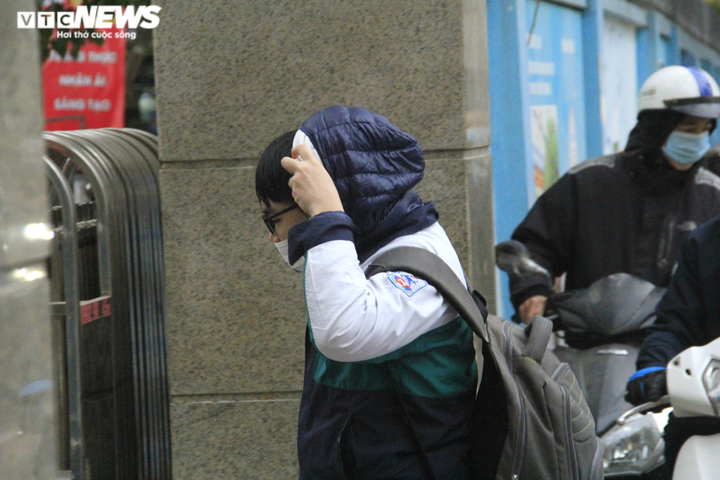 Ảnh: Người Hà Nội đi ủng, mặc áo mưa chống chọi cái rét sâu nhất đầu mùa - 12