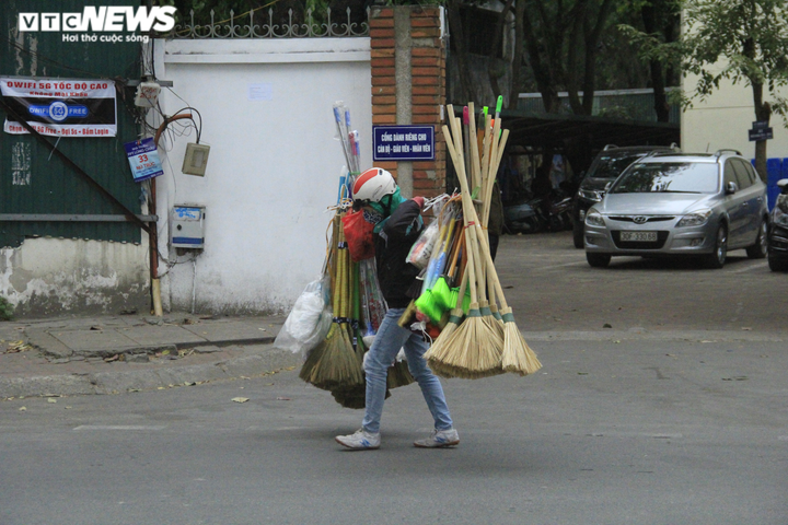 Ảnh: Người Hà Nội đi ủng, mặc áo mưa chống chọi cái rét sâu nhất đầu mùa - 11