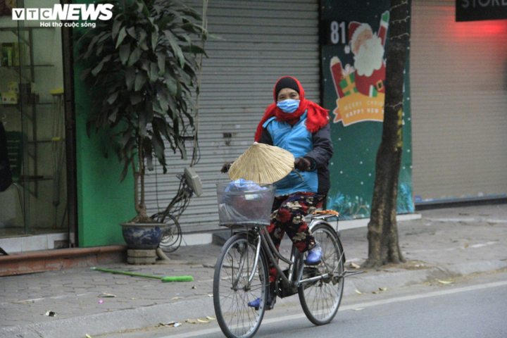 Ảnh: Người Hà Nội đi ủng, mặc áo mưa chống chọi cái rét sâu nhất đầu mùa - 18