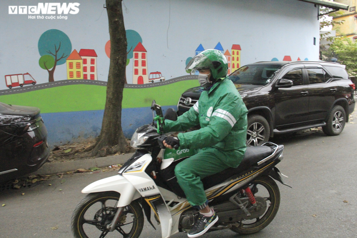 Ảnh: Người Hà Nội đi ủng, mặc áo mưa chống chọi cái rét sâu nhất đầu mùa - 7