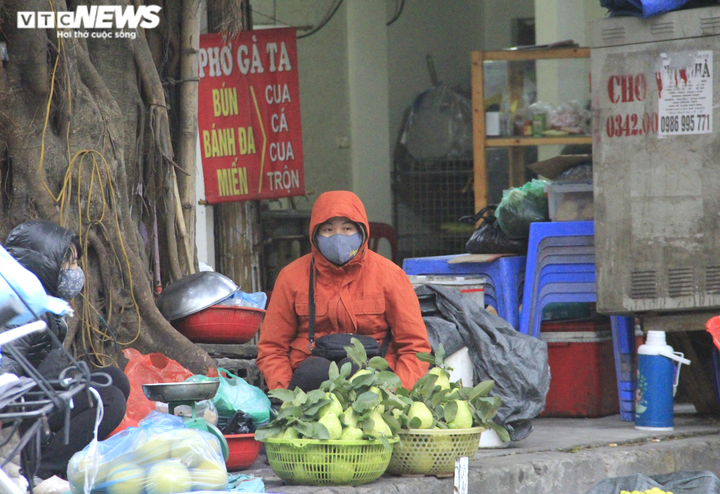 Ảnh: Người Hà Nội đi ủng, mặc áo mưa chống chọi cái rét sâu nhất đầu mùa - 8