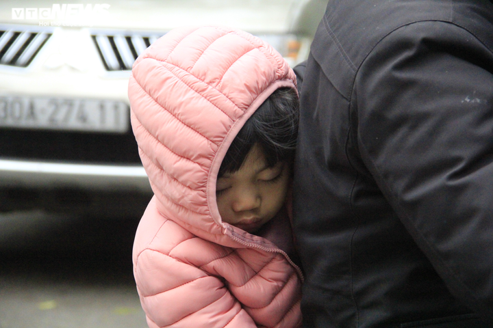 Ảnh: Người Hà Nội đi ủng, mặc áo mưa chống chọi cái rét sâu nhất đầu mùa - 17