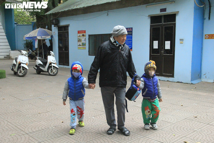 Ảnh: Người Hà Nội đi ủng, mặc áo mưa chống chọi cái rét sâu nhất đầu mùa - 15