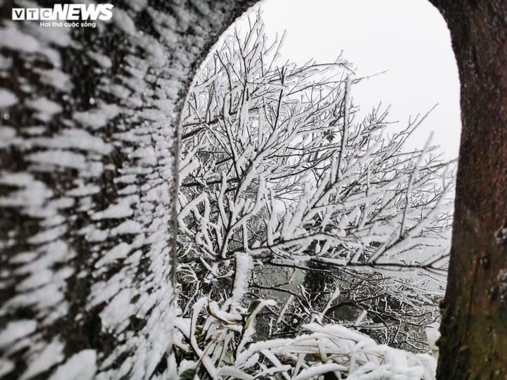Ảnh: Du khách đổ xô ngắm băng giá kỳ thú ở vùng núi phía Bắc - 9