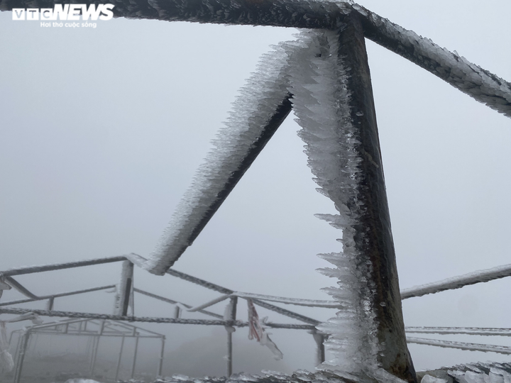 Ảnh: Du khách đổ xô ngắm băng giá kỳ thú ở vùng núi phía Bắc - 7
