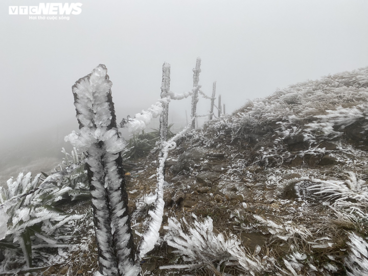 Ảnh: Du khách đổ xô ngắm băng giá kỳ thú ở vùng núi phía Bắc - 11