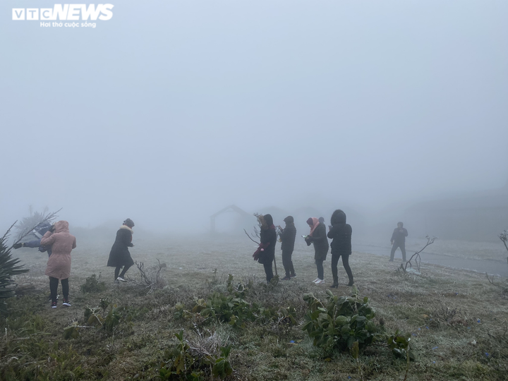 Ảnh: Du khách đổ xô ngắm băng giá kỳ thú ở vùng núi phía Bắc - 1