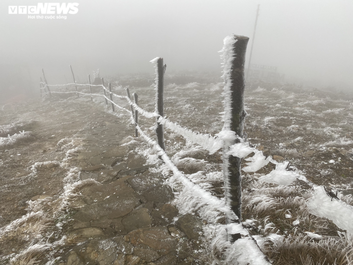 Ảnh: Du khách đổ xô ngắm băng giá kỳ thú ở vùng núi phía Bắc - 10
