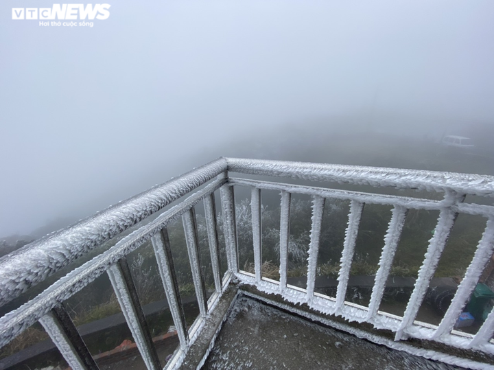 Ảnh: Du khách đổ xô ngắm băng giá kỳ thú ở vùng núi phía Bắc - 5