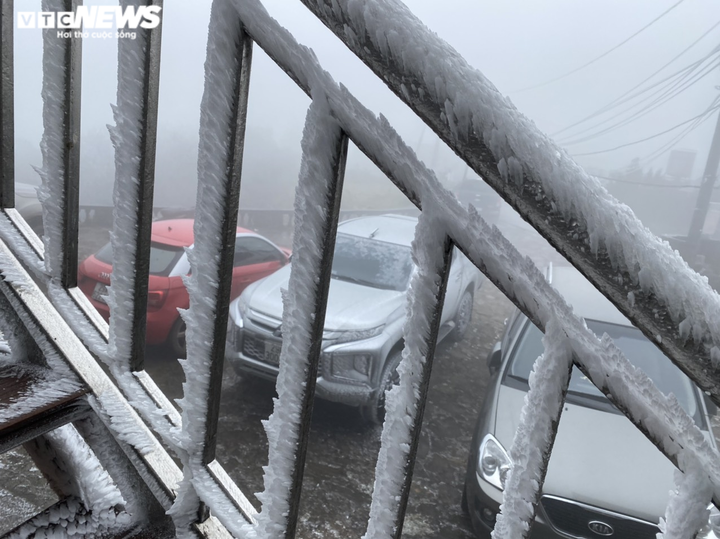 Ảnh: Du khách đổ xô ngắm băng giá kỳ thú ở vùng núi phía Bắc - 6