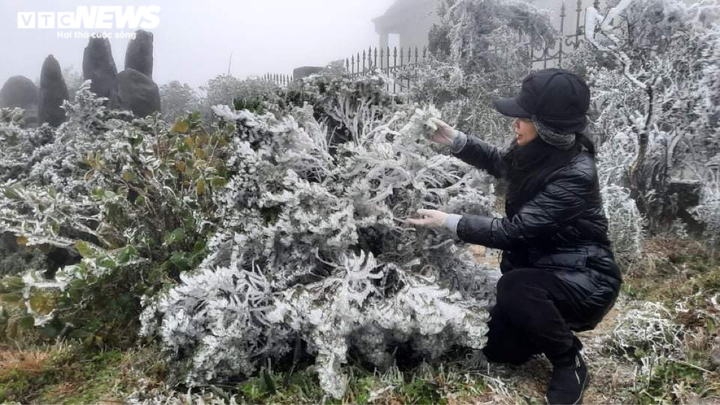 Ảnh: Du khách đổ xô ngắm băng giá kỳ thú ở vùng núi phía Bắc - 3