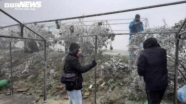 Ảnh: Du khách đổ xô ngắm băng giá kỳ thú ở vùng núi phía Bắc - 4