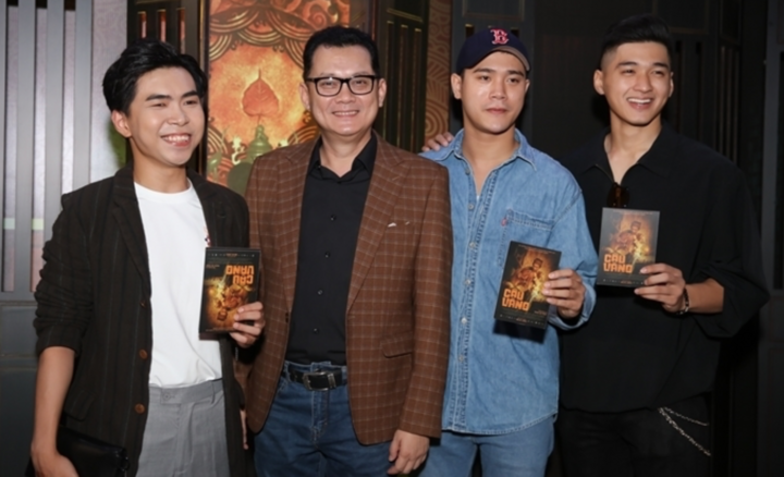 Vợ chồng Tăng Thanh Hà sánh đôi đi xem phim - 16