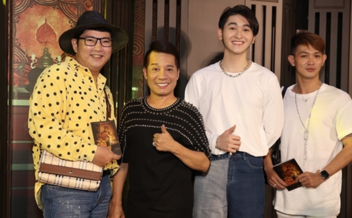 Vợ chồng Tăng Thanh Hà sánh đôi đi xem phim - 17