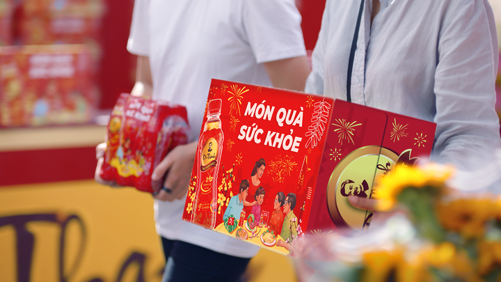 Quà Tết của giới trẻ đang trở về với 'bó rau, chai nước', vì sao? - 3