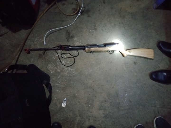 Khống chế kẻ buôn ma tuý chống trả quyết liệt công an, thu giữ 2 khẩu súng kíp - 2