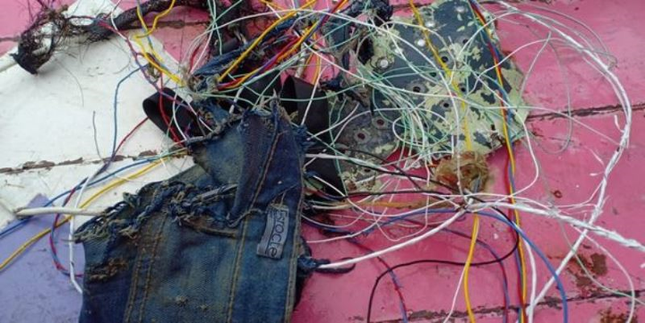 Tìm thấy mảnh vỡ nghi của máy bay Indonesia chở 62 người mất tích - 3