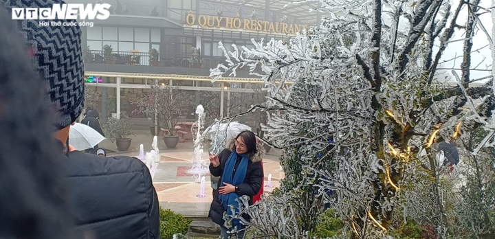 Băng tuyết phủ trắng cổng trời, du khách nườm nượp kéo đến check-in - 5