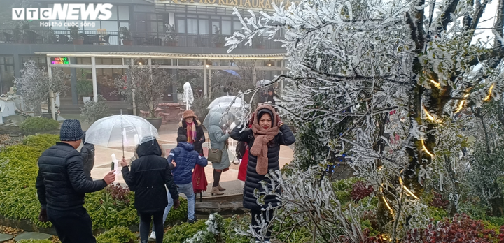 Băng tuyết phủ trắng cổng trời, du khách nườm nượp kéo đến check-in - 4