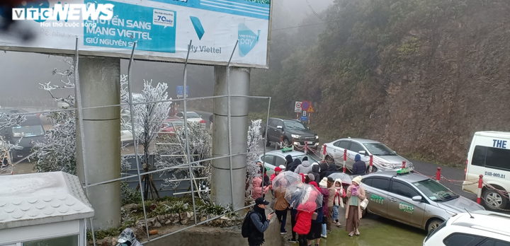 Băng tuyết phủ trắng cổng trời, du khách nườm nượp kéo đến check-in - 6