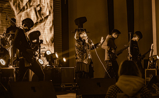 Rock band hội ngộ fan, 'đốt cháy' Hà Nội giữa trời băng giá - 9