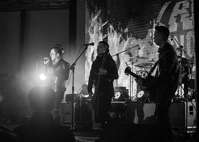 Rock band hội ngộ fan, 'đốt cháy' Hà Nội giữa trời băng giá - 1