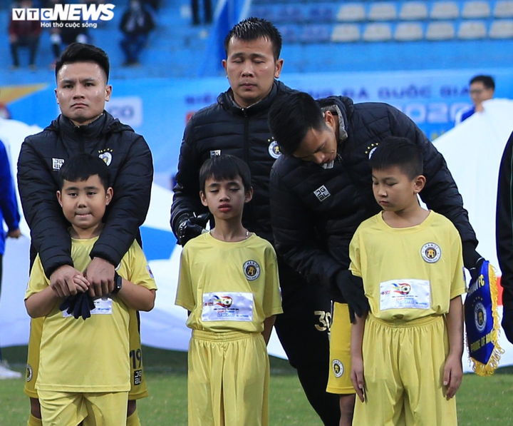 Để trẻ mặc áo cộc giữa trời rét cắt da cắt thịt, BTC Siêu Cup Quốc gia nhận lỗi - 1