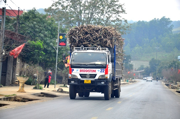 Quốc lộ ở Thanh Hoá ‘oằn mình’ gánh xe tải cơi nới thành thùng chạy ngày đêm - 1