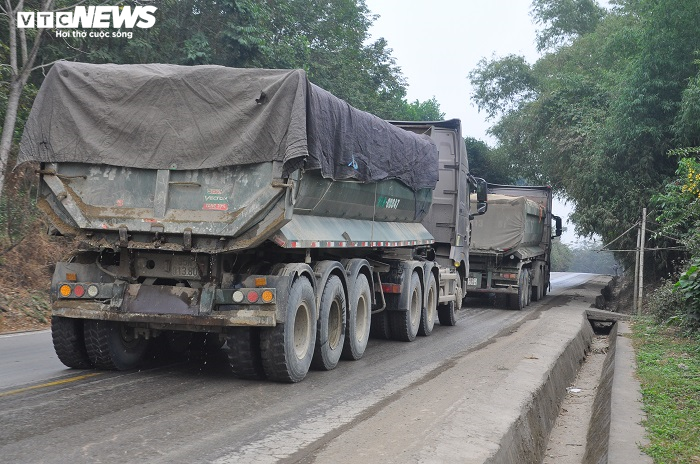 Quốc lộ ở Thanh Hoá ‘oằn mình’ gánh xe tải cơi nới thành thùng chạy ngày đêm - 11