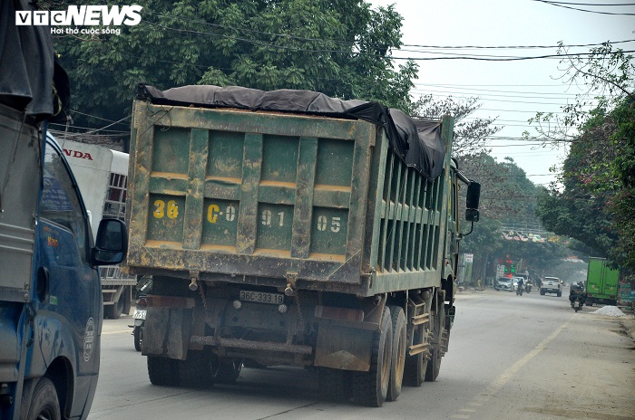 Quốc lộ ở Thanh Hoá ‘oằn mình’ gánh xe tải cơi nới thành thùng chạy ngày đêm - 12
