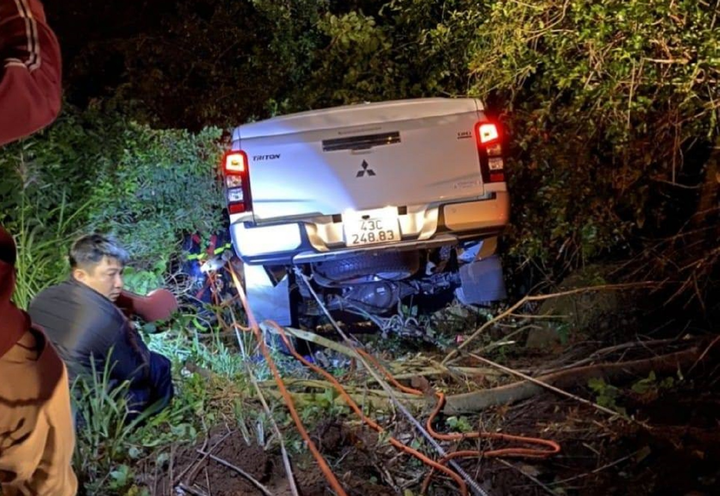 Đạp nhầm chân ga, ô tô lao xuống vực sâu trong đêm trên núi Sơn Trà - 1