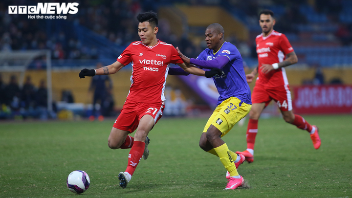 Bùi Tiến Dũng, Quế Ngọc Hải ôm thắm thiết Đình Trọng sau trận Siêu cúp - 4