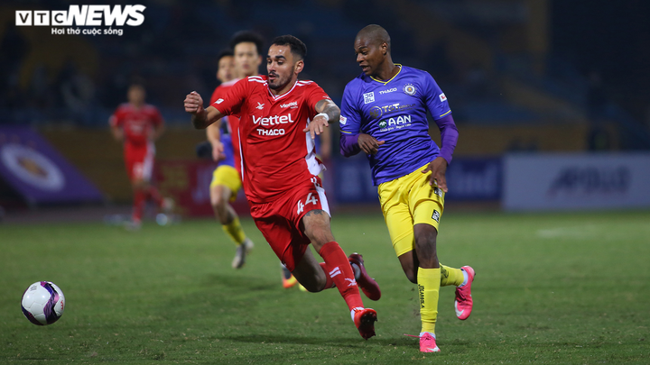 Bùi Tiến Dũng, Quế Ngọc Hải ôm thắm thiết Đình Trọng sau trận Siêu cúp - 5