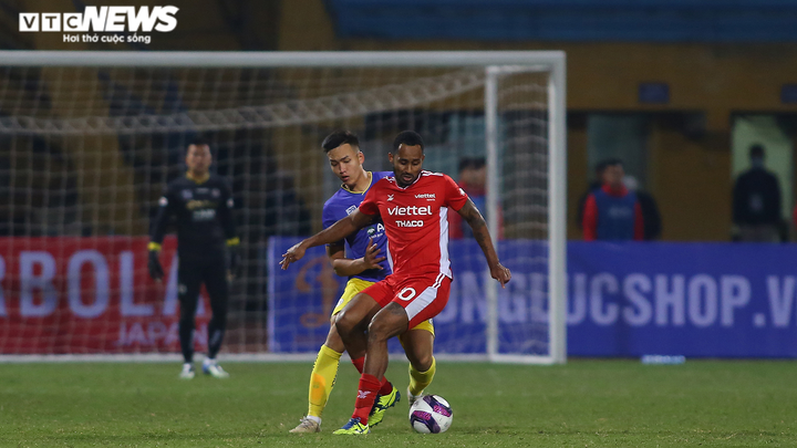 Bùi Tiến Dũng, Quế Ngọc Hải ôm thắm thiết Đình Trọng sau trận Siêu cúp - 9