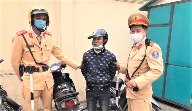 CSGT tóm gọn tên cướp điện thoại của phụ nữ trên phố Hà Nội - 1