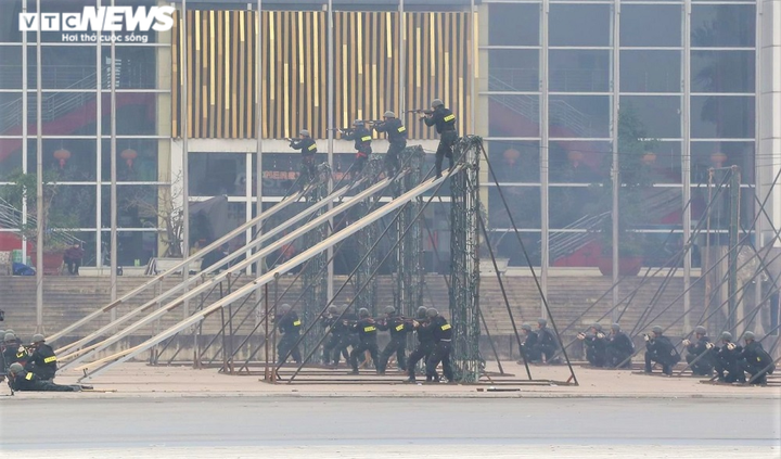 Ảnh: Hơn 6.000 người cùng xe bọc thép xuất quân bảo vệ Đại hội XIII của Đảng - 10