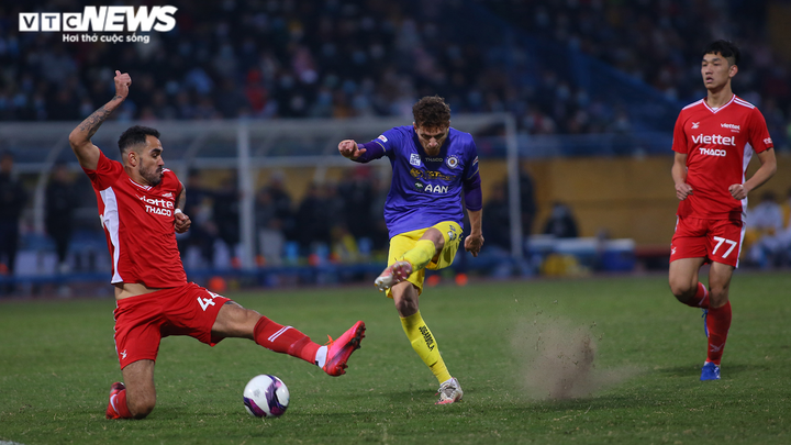 Bùi Tiến Dũng, Quế Ngọc Hải ôm thắm thiết Đình Trọng sau trận Siêu cúp - 8