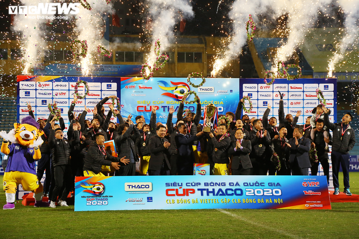 Bùi Tiến Dũng, Quế Ngọc Hải ôm thắm thiết Đình Trọng sau trận Siêu cúp - 11