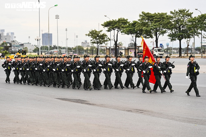 Ảnh: Hơn 6.000 người cùng xe bọc thép xuất quân bảo vệ Đại hội XIII của Đảng - 2