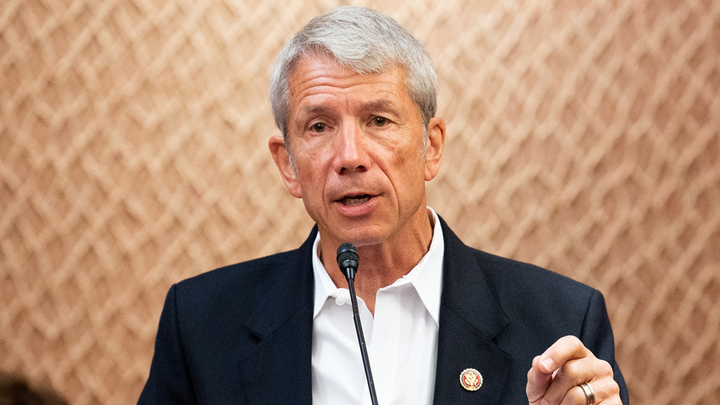 Gọi việc luận tội Trump là cuộc hành quyết, Hạ nghị sĩ đảng Dân chủ phải xin lỗi - 1