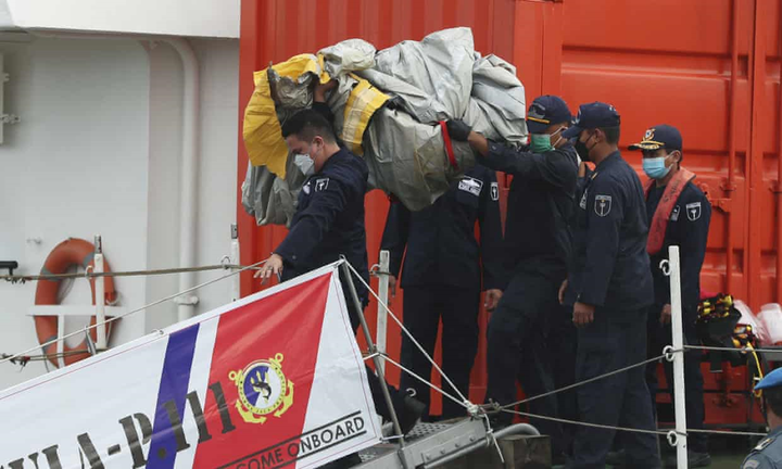 Indonesia tìm thấy nhiều mảnh thi thể và mảnh vỡ kim loại máy bay trên biển - 2